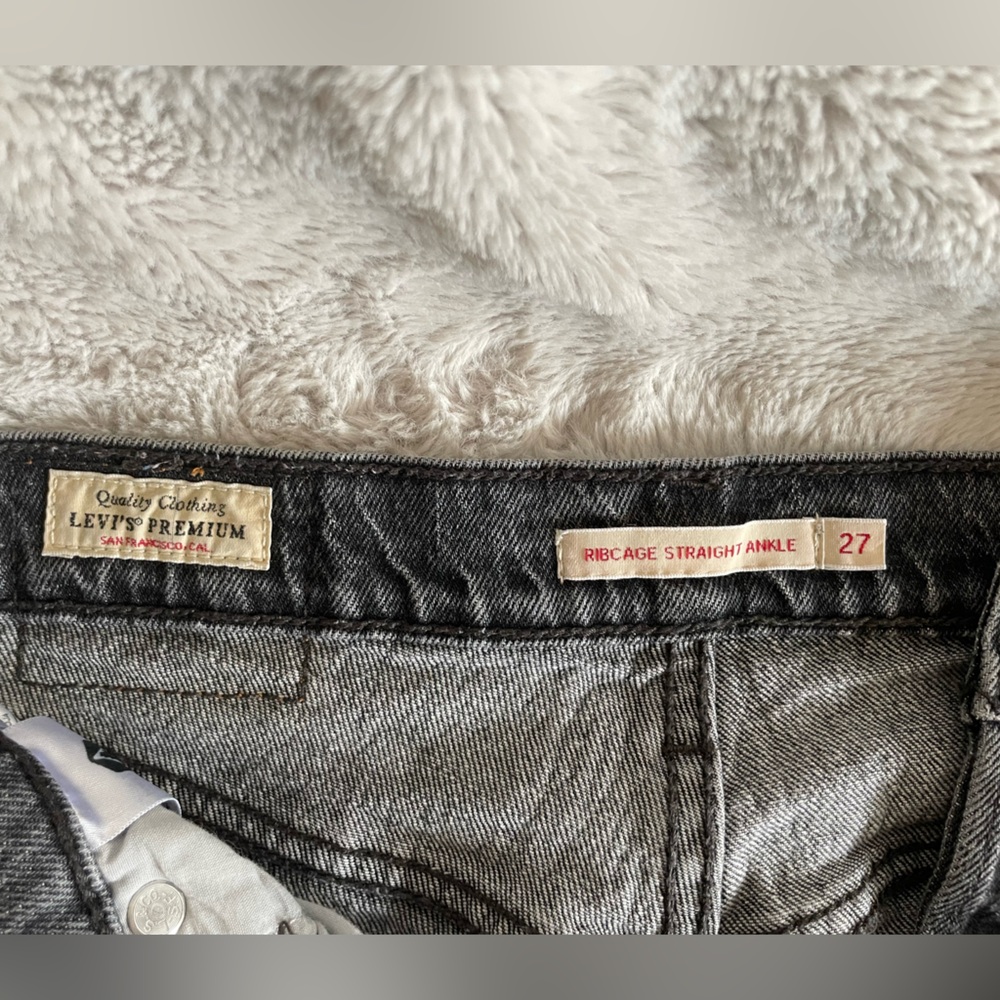 Levi’s rib cage straight ankle jeans in black - Picture 9 of 10